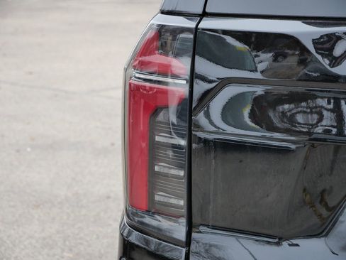 Used 2025 Chevrolet Suburban Z71 AWD/4WD image 9