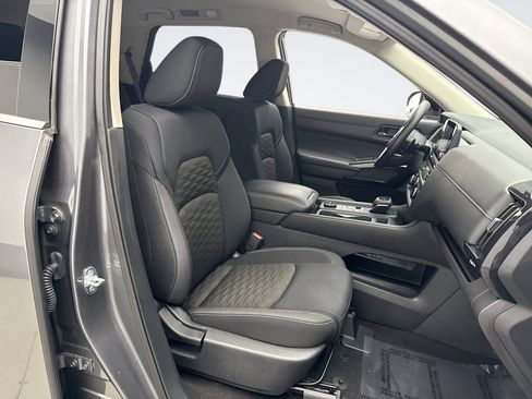 Used 2024 Nissan Pathfinder S image 16