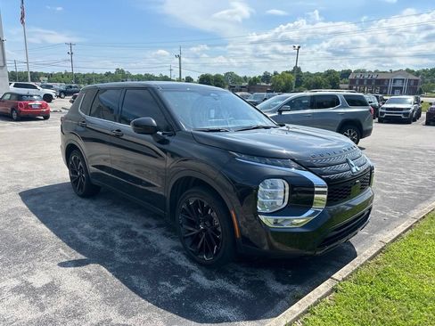 Used 2023 Mitsubishi Outlander SE AWD/4WD image 2