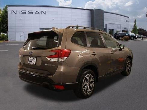 Used 2022 Subaru Forester Premium AWD/4WD image 2