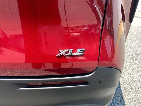 Used 2025 Toyota Sienna XLE FWD image 10