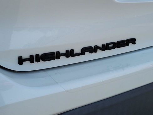 Used 2021 Toyota Highlander XLE AWD/4WD image 6