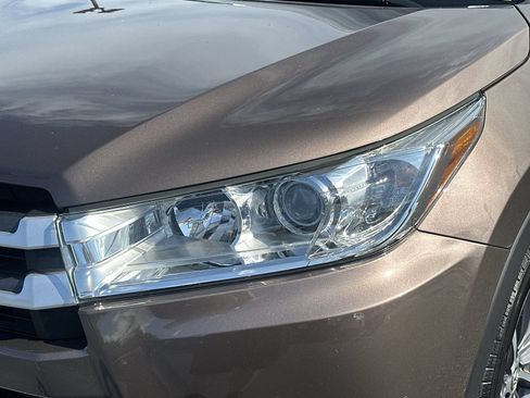 Used 2019 Toyota Highlander XLE FWD image 11