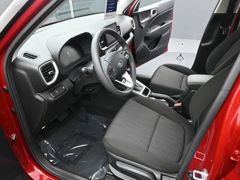 Certified 2025 Hyundai Venue SE image 15