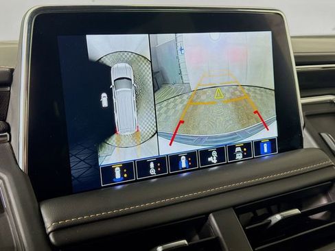 Used 2022 GMC Yukon XL SLT w/ SLT Premium Package image 16