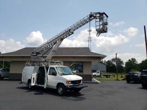 Used 2005 Ford E-350 and Econoline 350 Extended Super Duty RWD image 2