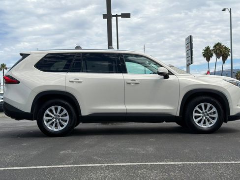 Used 2024 Toyota Grand Highlander AWD image 3