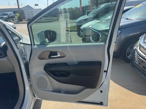 Used 2017 Chrysler Pacifica Touring-L FWD image 11