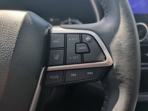 Used 2024 Toyota Highlander XLE AWD/4WD image 19