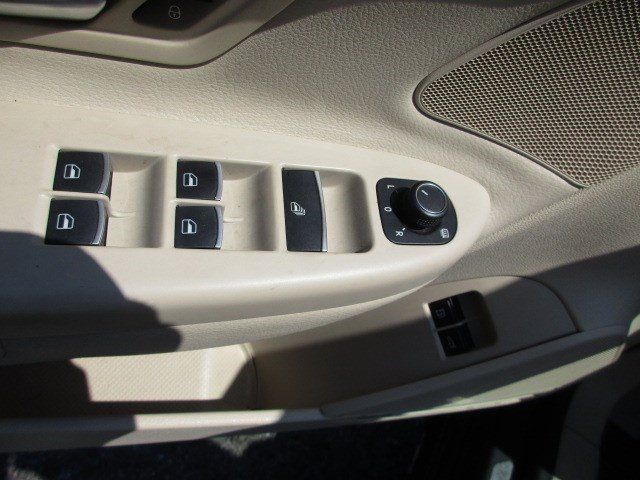 Used 2015 Volkswagen Eos Executive FWD image 18