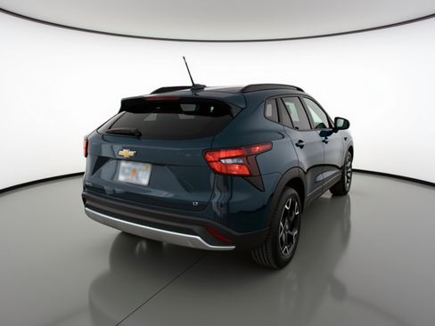 Used 2025 Chevrolet Trax LT w/ LT Convenience Package image 9