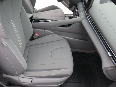 Certified 2025 Hyundai Elantra SEL image 20