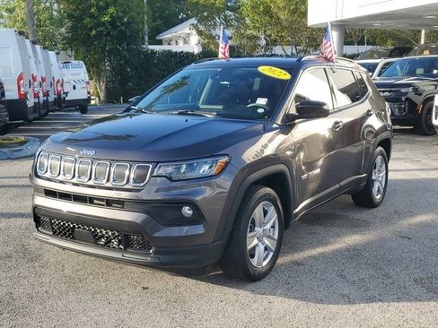 Used 2022 Jeep Compass Latitude FWD image 3
