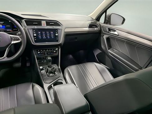 Used 2022 Volkswagen Tiguan SE w/ Panoramic Sunroof Package image 27