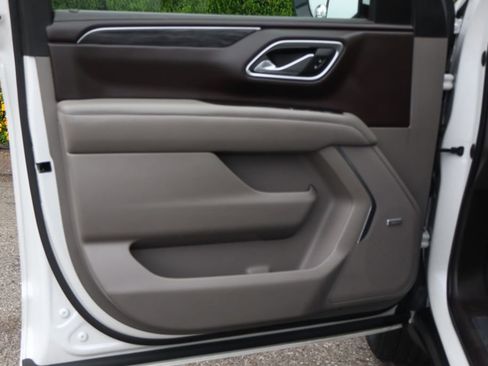 Used 2021 GMC Yukon XL SLT w/ SLT Premium Package image 16