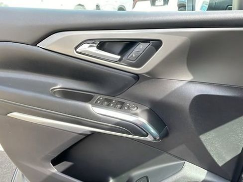 Used 2025 Chevrolet Traverse LT image 27