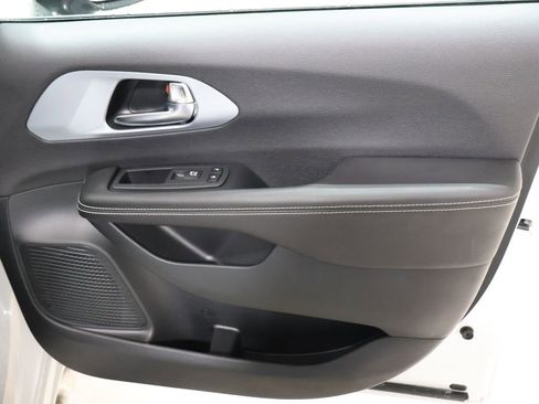 New 2026 Chrysler Pacifica Limited image 17