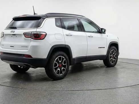 Used 2025 Jeep Compass Trailhawk AWD/4WD image 7