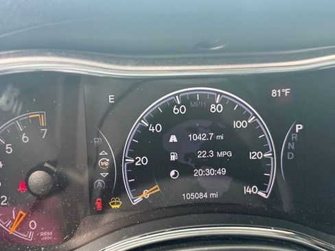 Used 2019 Jeep Grand Cherokee Laredo w/ Laredo X Package AWD/4WD image 12