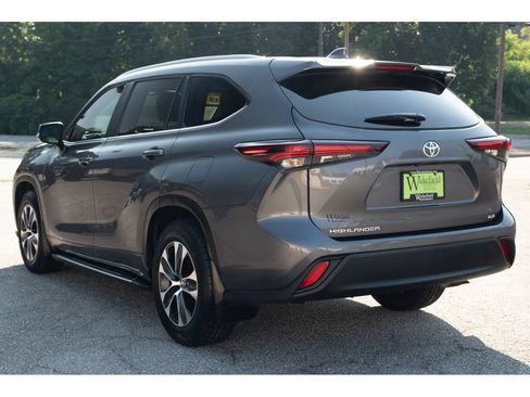 Used 2025 Toyota Highlander XLE FWD image 6