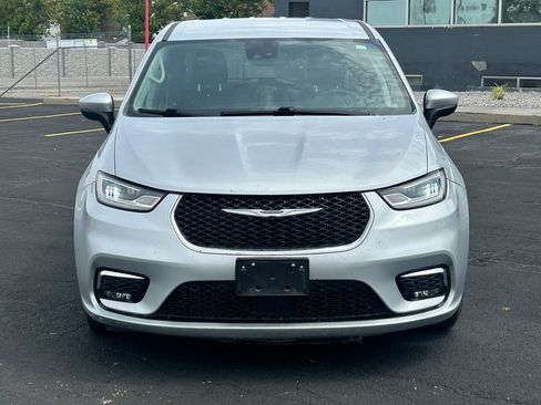 Used 2023 Chrysler Pacifica Touring-L FWD image 9