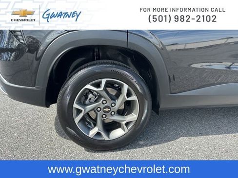 Used 2025 Chevrolet Trax LT w/ LT Convenience Package image 11