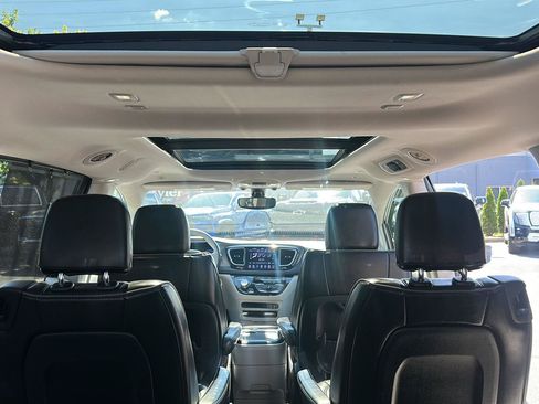 Used 2019 Chrysler Pacifica Limited FWD image 18
