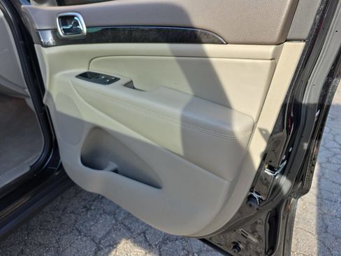 Used 2011 Jeep Grand Cherokee Laredo image 30