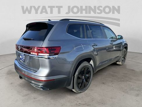 Used 2024 Volkswagen Atlas SE w/ Black Wheel Package image 5