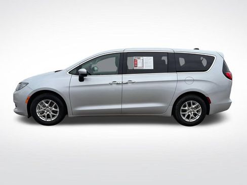 Used 2023 Chrysler Voyager LX FWD image 3