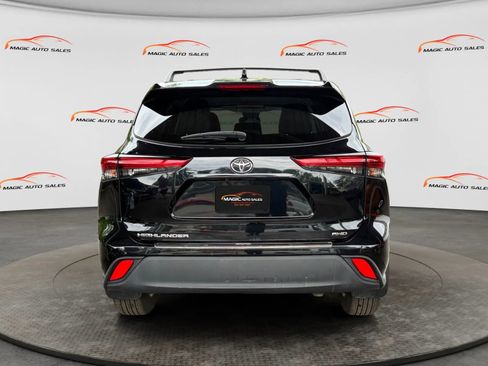Used 2021 Toyota Highlander L AWD/4WD image 9