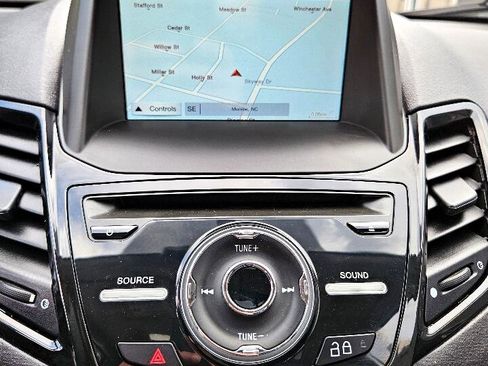 Used 2016 Ford Fiesta Titanium image 17