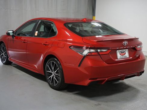 Used 2021 Toyota Camry SE FWD image 6