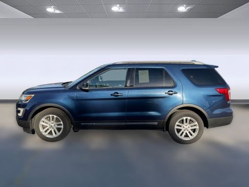 Used 2017 Ford Explorer XLT w/ Equipment Group 201A FWD image 2