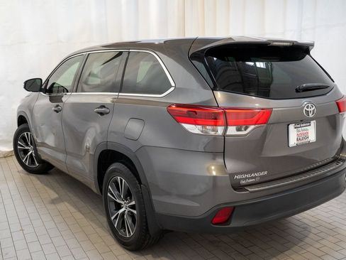 Used 2017 Toyota Highlander LE image 3