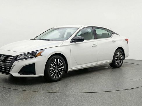 Used 2025 Nissan Altima 2.5 SV FWD image 3