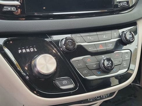 Certified 2024 Chrysler Pacifica Touring-L image 9
