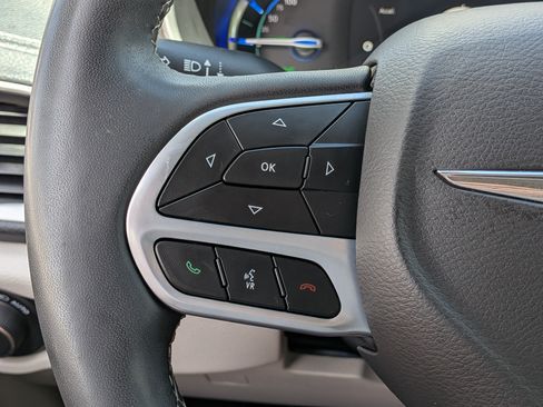 Used 2024 Chrysler Pacifica Limited FWD image 25