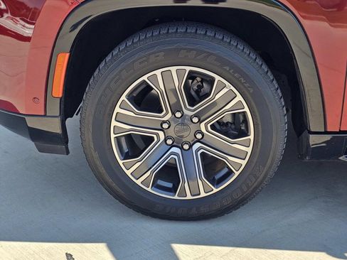 Used 2024 Jeep Wagoneer L Series II w/ Flexible Seating Group AWD/4WD image 7