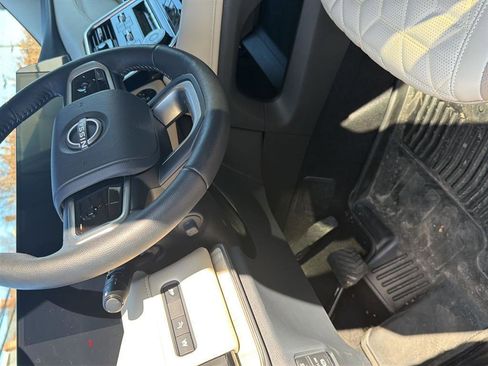 Used 2025 Nissan Armada Platinum image 58