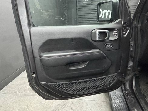 Used 2019 Jeep Wrangler Unlimited Sahara AWD/4WD image 17