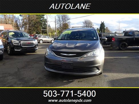 Used 2020 Chrysler Voyager Lxi image 3