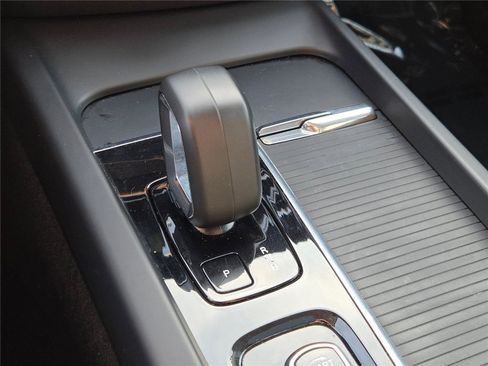 Used 2024 Volvo S60 B5 Core image 30