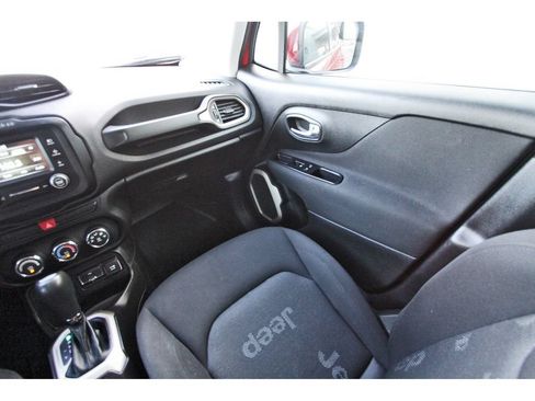 Used 2015 Jeep Renegade Latitude AWD/4WD image 11