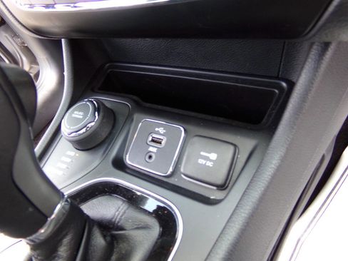 Used 2019 Jeep Cherokee Limited image 37