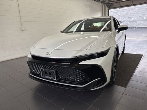 Used 2023 Toyota Crown XLE image 3