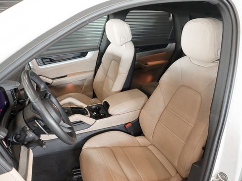 Certified 2024 Porsche Cayenne AWD/4WD image 5