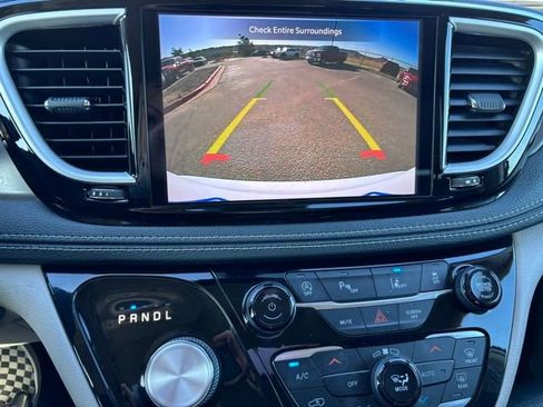 Used 2022 Chrysler Pacifica Touring-L FWD image 29