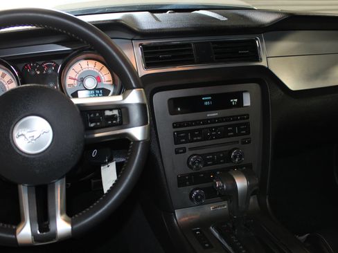 Used 2010 Ford Mustang GT RWD image 13