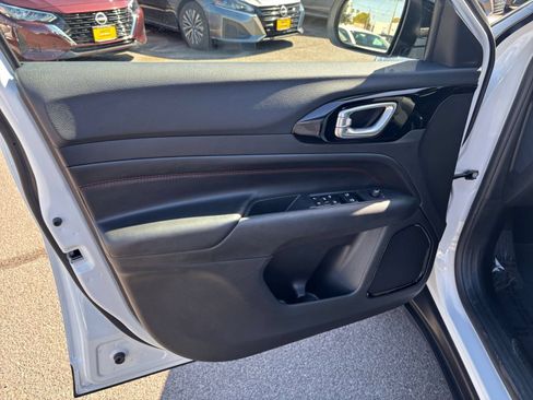 Used 2025 Jeep Compass Trailhawk AWD/4WD image 18